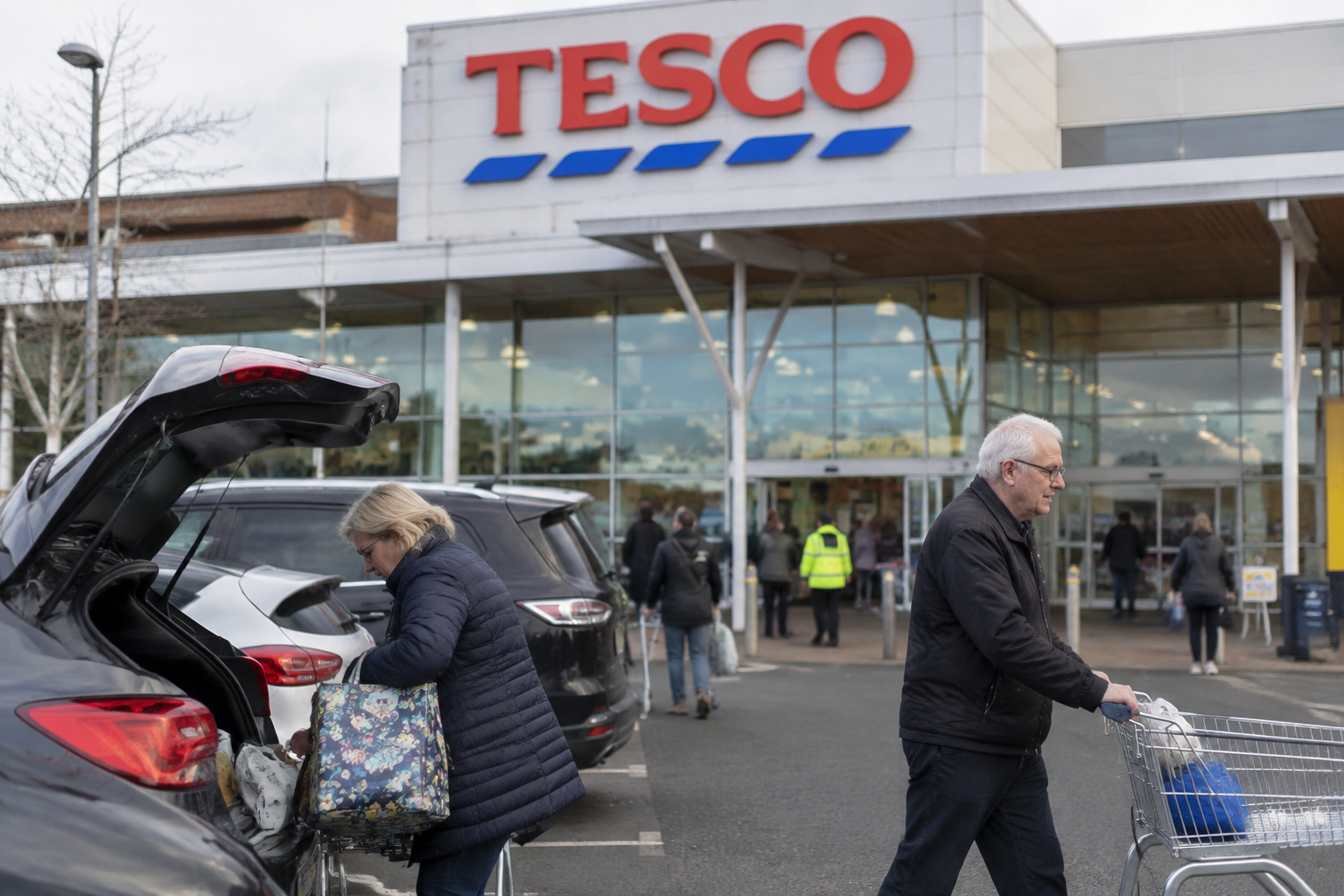 Tesco lifts profit outlook, tops EPS forecast, and expands buyback on strong cash