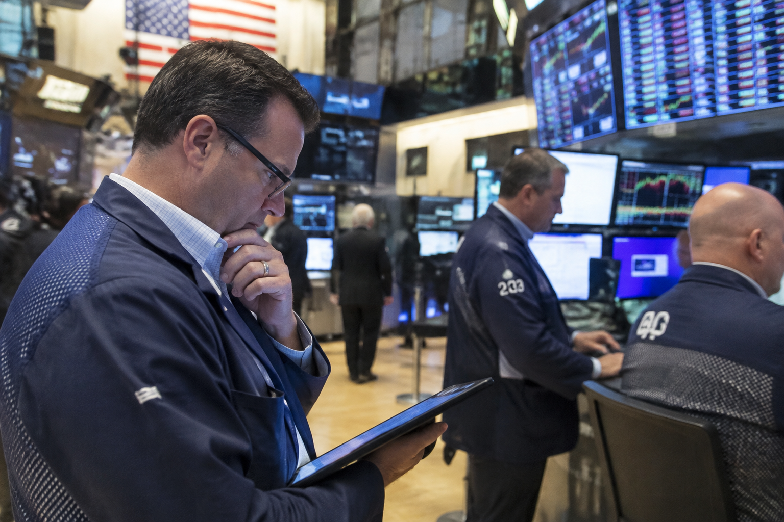 Verizon shares slide 8.75% to $41.65; stock ranks among day’s most active trades